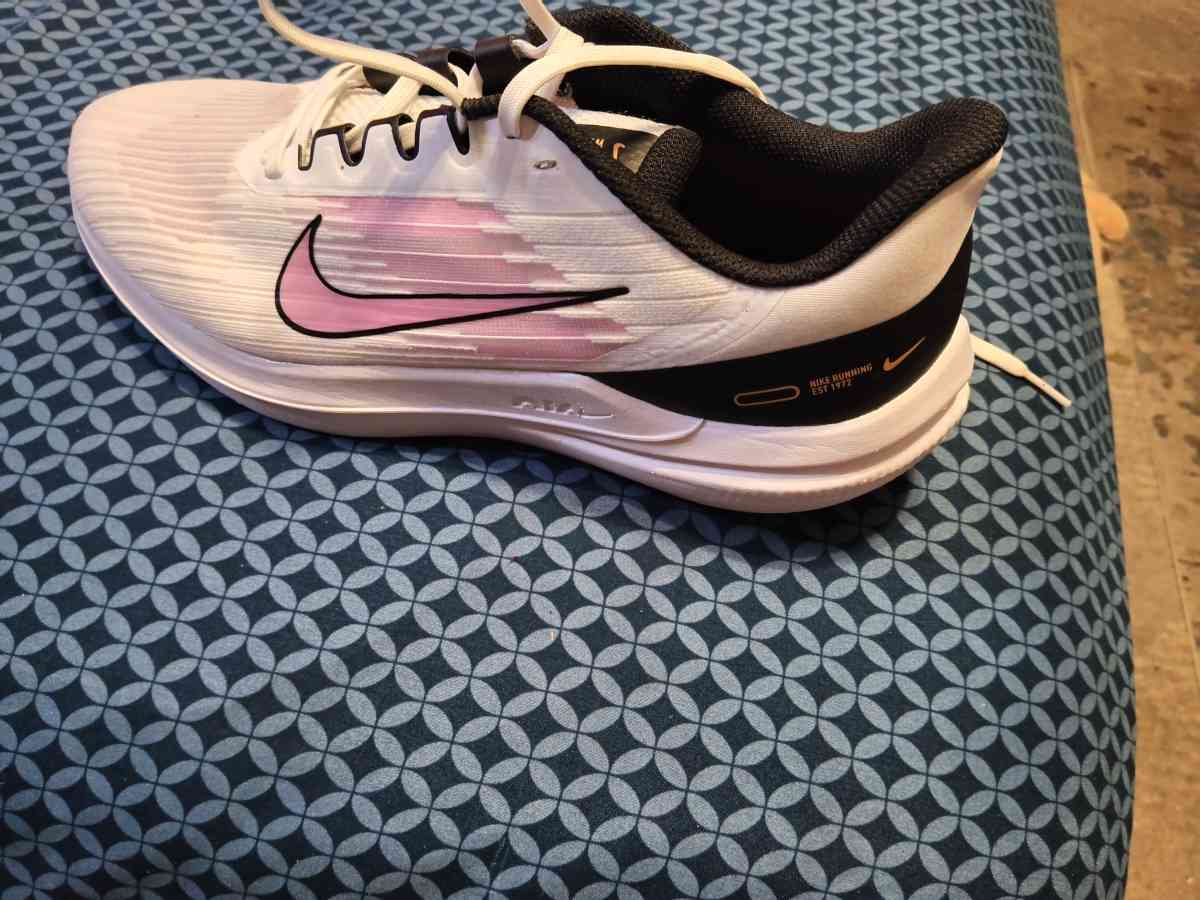 Womens Nike WinFlo 9 Running Shoes - Springdale, Arkansas