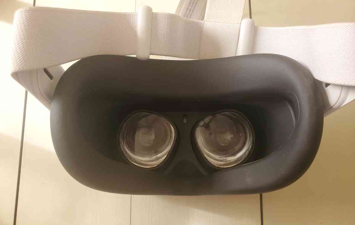 Meta  Oculus Quest 2 VR Headset Bundle  256GB  White  With A - Plano, Texas - FleaMarketBay