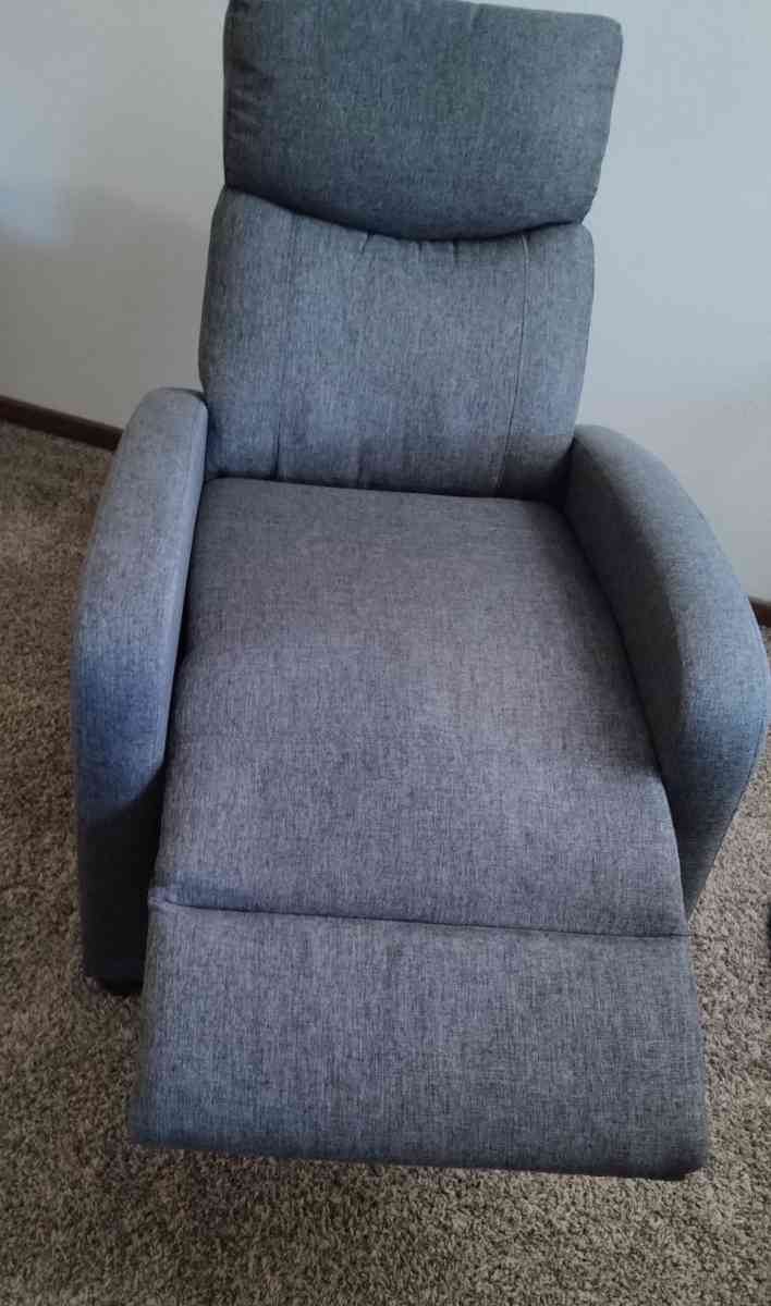 Gray Recliner - Valley City, North Dakota - FleaMarketBay