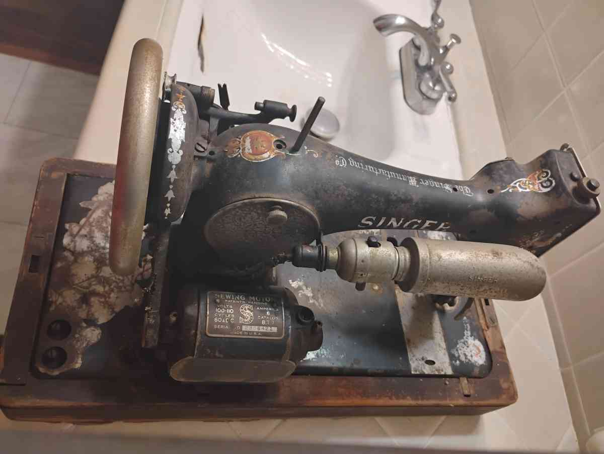 SINGER Sewing machine from 1920s - Baytown, Texas - FleaMarketBay