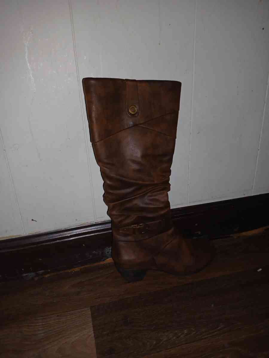 a pair of women boots size 6 and a womens medium jacket tree - Jasper, Alabama - FleaMarketBay