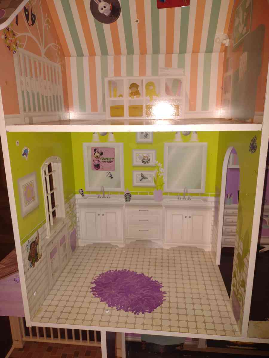 Barbie house 4 ft tall - San Antonio, Texas - FleaMarketBay