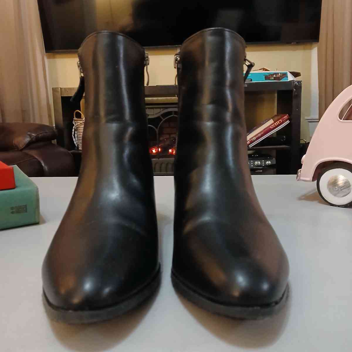 Rouge Helium Black women boots size 10 - Indianapolis, Indiana - FleaMarketBay