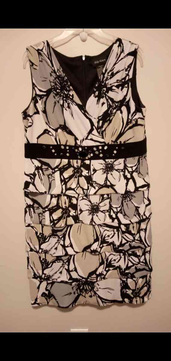 ladies Kathy Roberts v neck sleeveless dress - Lithonia, Georgia - FleaMarketBay