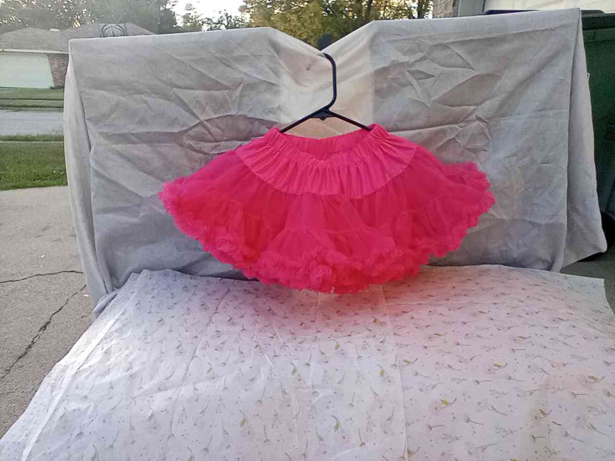 2 to 3yrs Hot Pink TuTu Pettiskirt EUC Button Cinchers - Dallas, Texas - FleaMarketBay