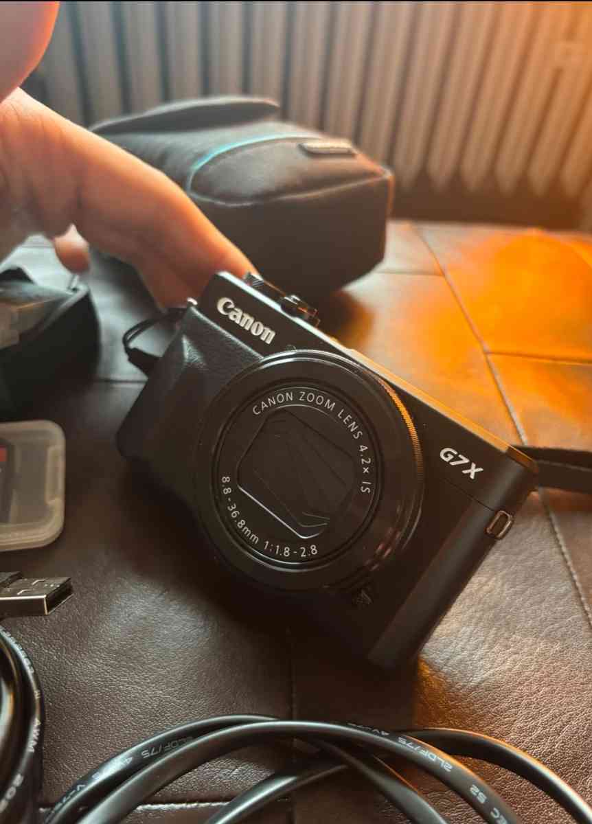 Canon powershot g7x mark II Bundle - Milwaukee, Wisconsin - FleaMarketBay