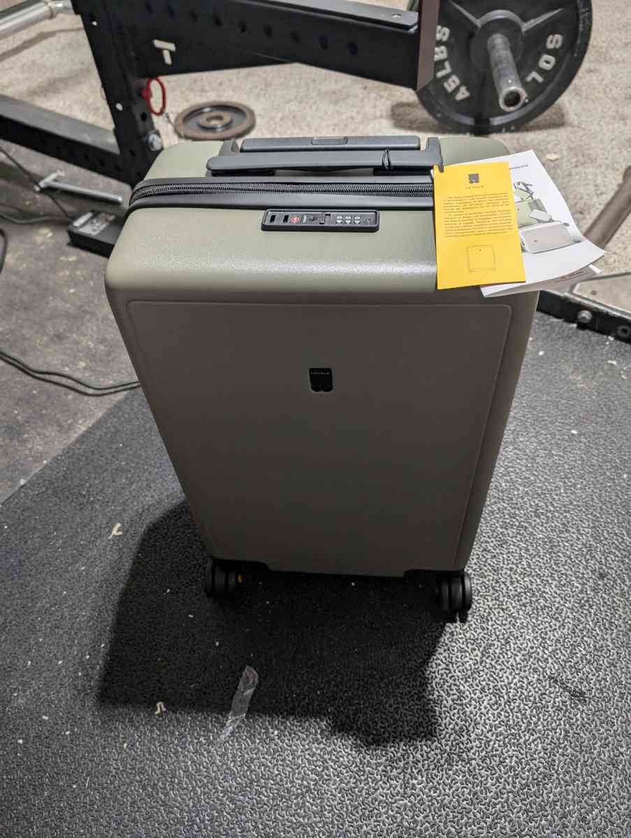 Two Level8 Carrying Suitcases - Richfield, Ohio - FleaMarketBay