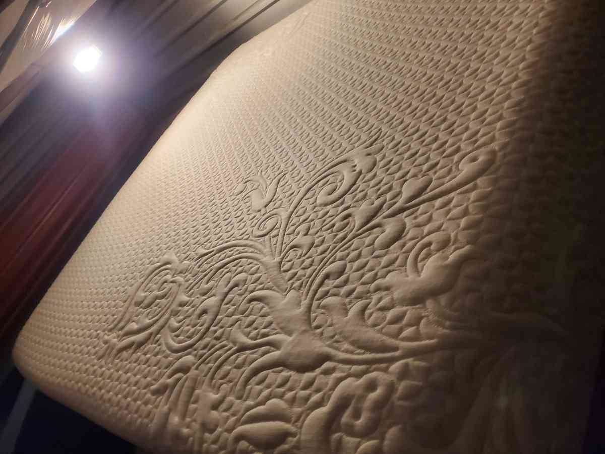 king matress and box spring - Houston, Texas - FleaMarketBay