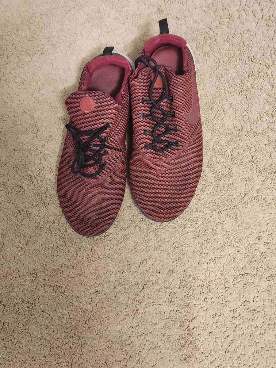 red shoes - Brunswick, Ohio