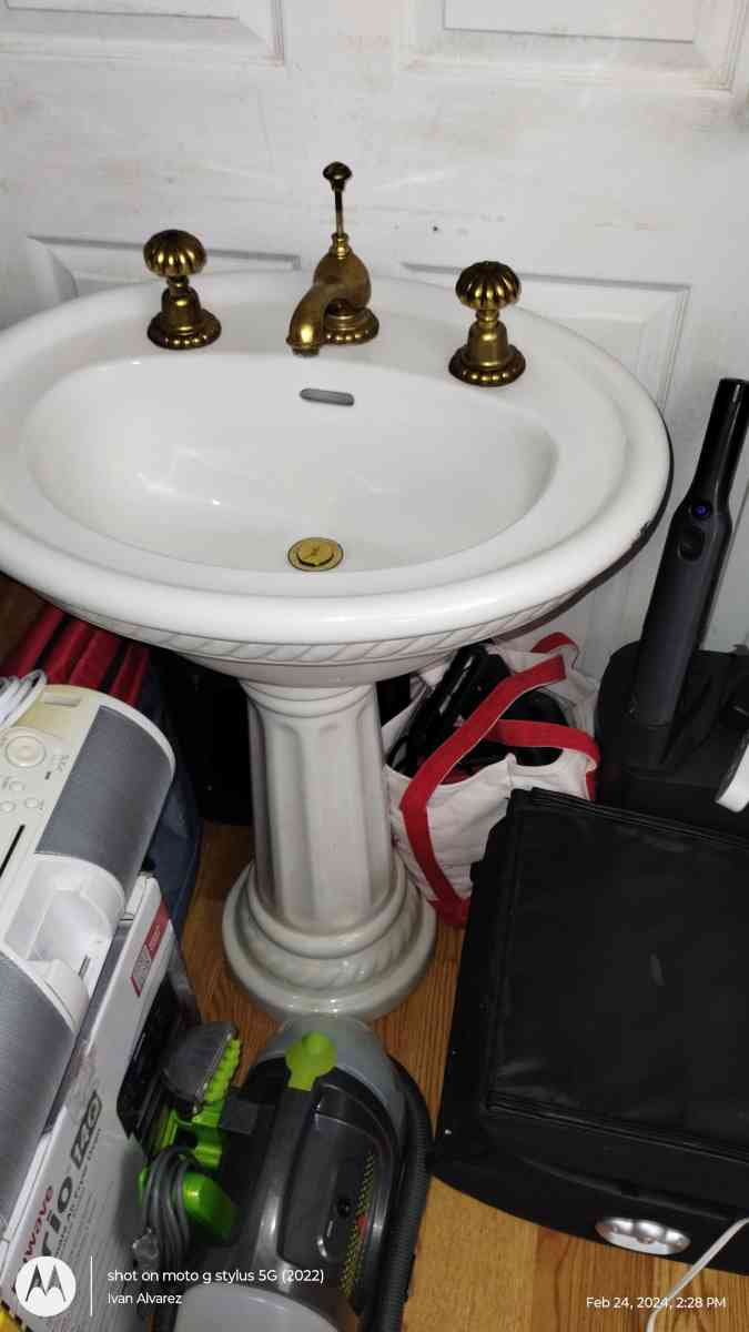 vintage cast iron porcelain pedestal sink BEAUTIFUL - Charlotte, North Carolina - FleaMarketBay