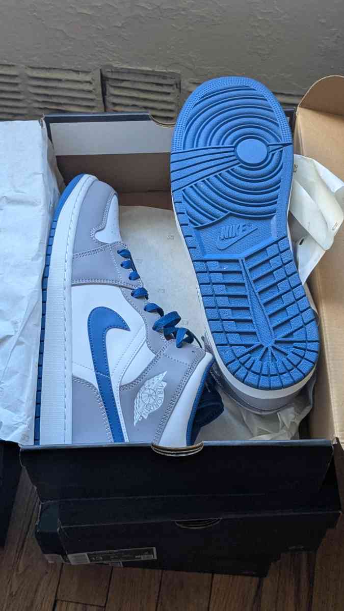 official sneakers - Brooklyn, New York - FleaMarketBay