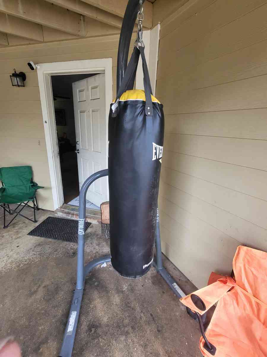 100lb everlast punching bag with 8ft metal everlast stand - Texarkana, Texas - FleaMarketBay