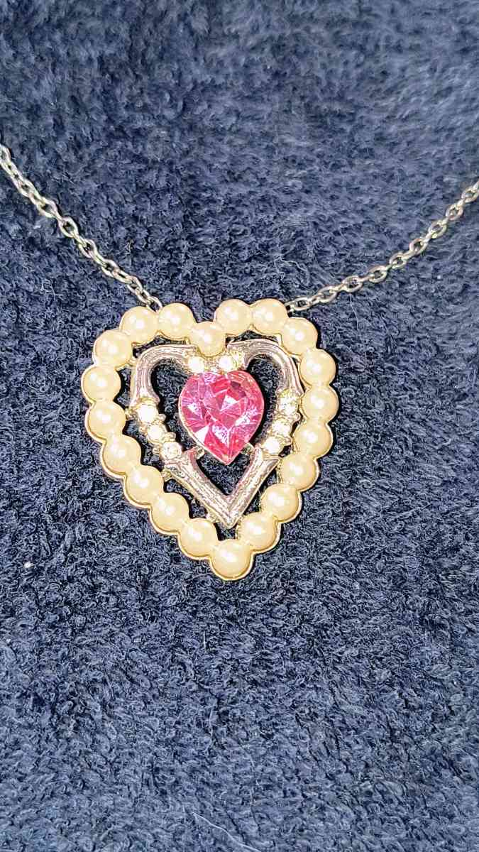 Vintage Avon Pink Heart Necklace - Greenville, Illinois - FleaMarketBay