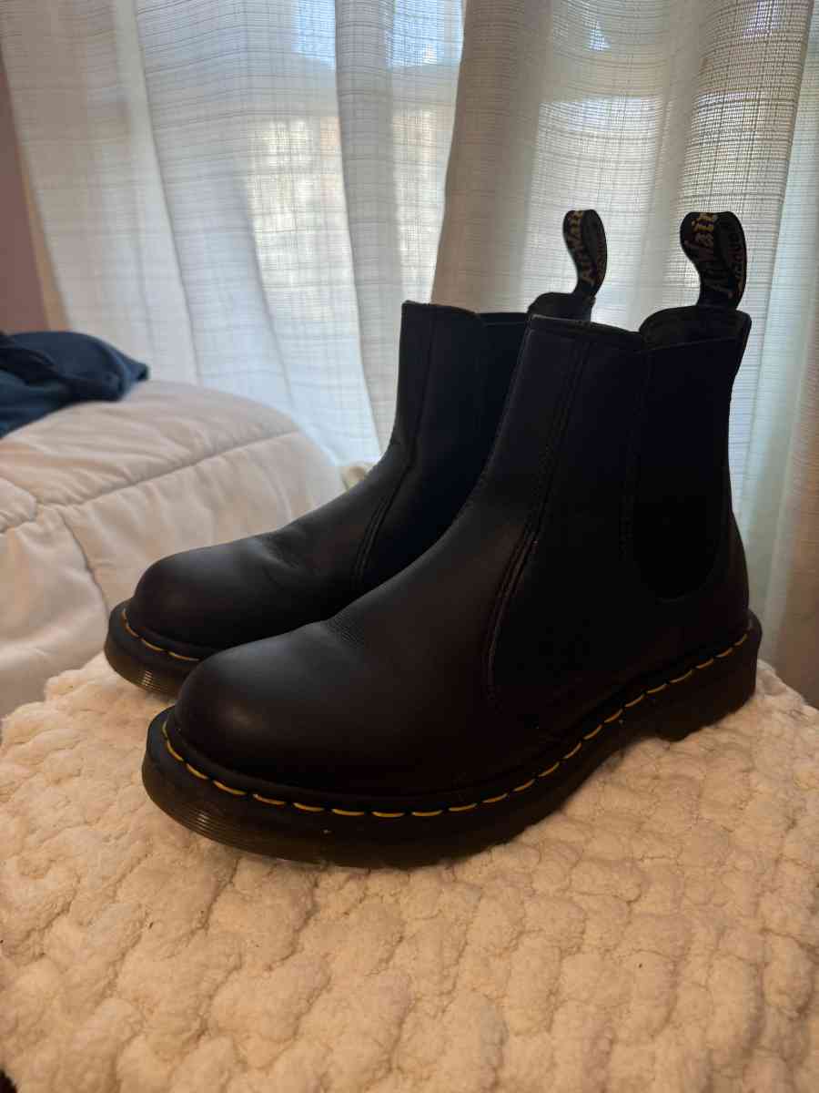 Dr Martens Chelsea Boots Black - Fitchburg, Massachusetts - FleaMarketBay