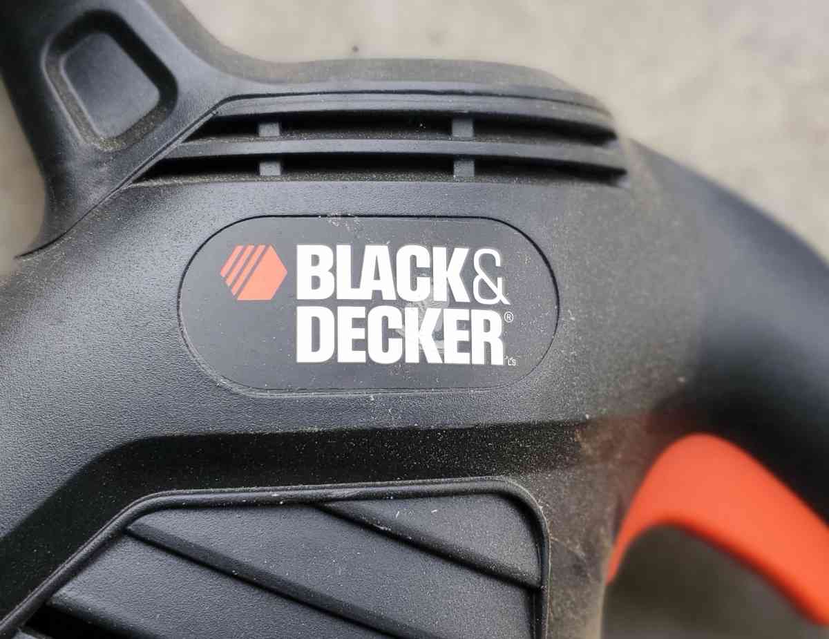 Black  Decker  Electric Corded Hedge Clipper 17  120V  28 Am - Plano, Texas - FleaMarketBay