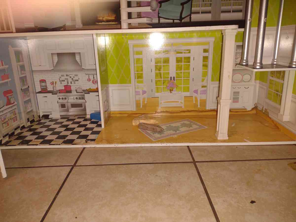 Barbie house 4 ft tall - San Antonio, Texas - FleaMarketBay