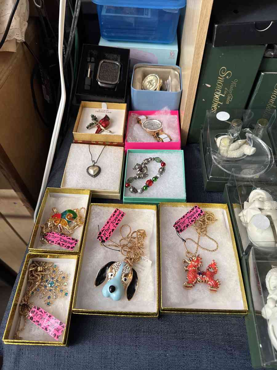 see anything you like - Mays Landing, New Jersey - FleaMarketBay