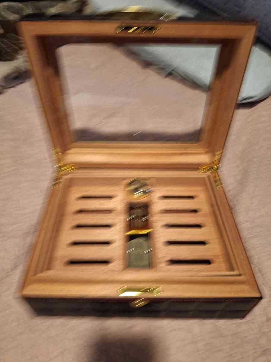 Humidor cigar box with humidifier and key - San Antonio, Texas - FleaMarketBay