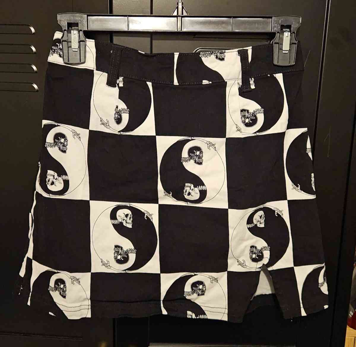 zumiez skirt - Asbury Park, New Jersey - FleaMarketBay