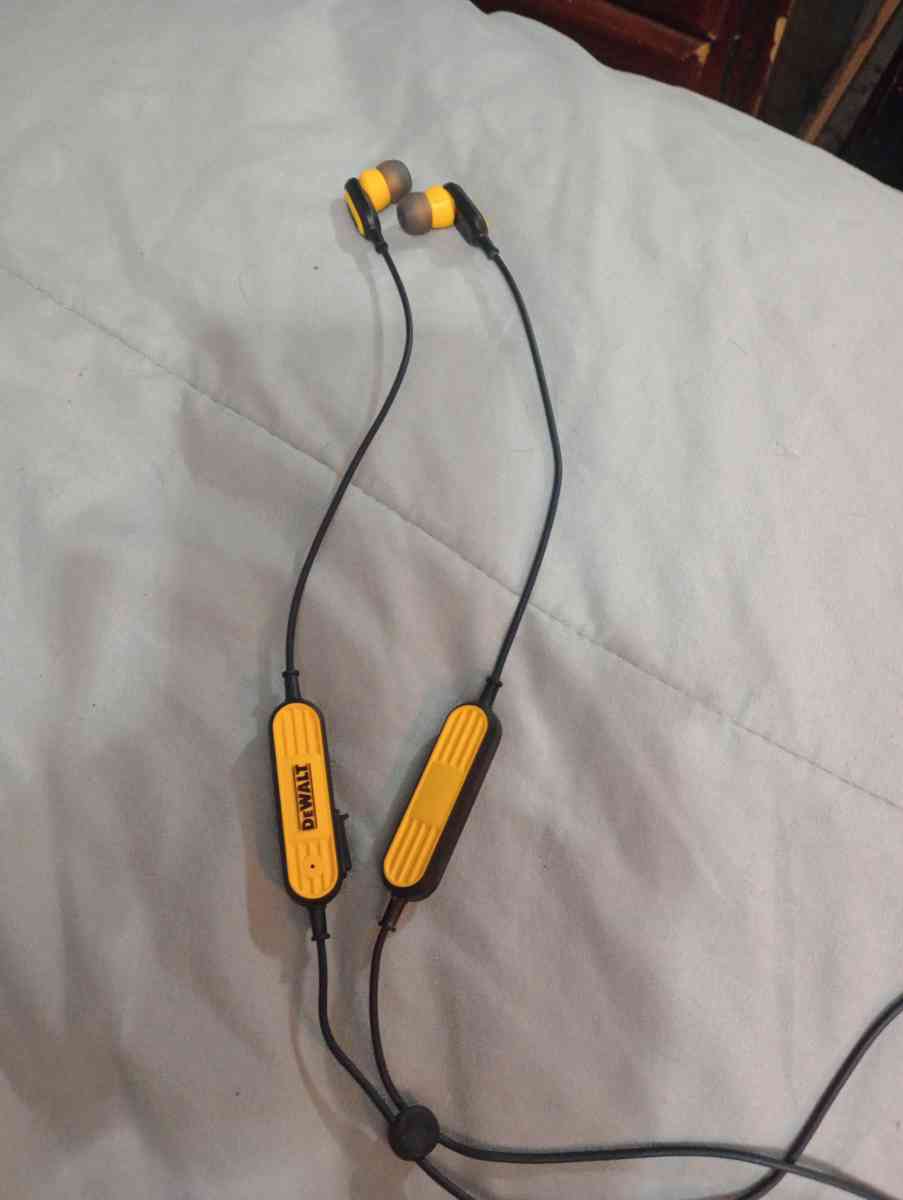 DeWalt noise cancellation Bluetooth earphones