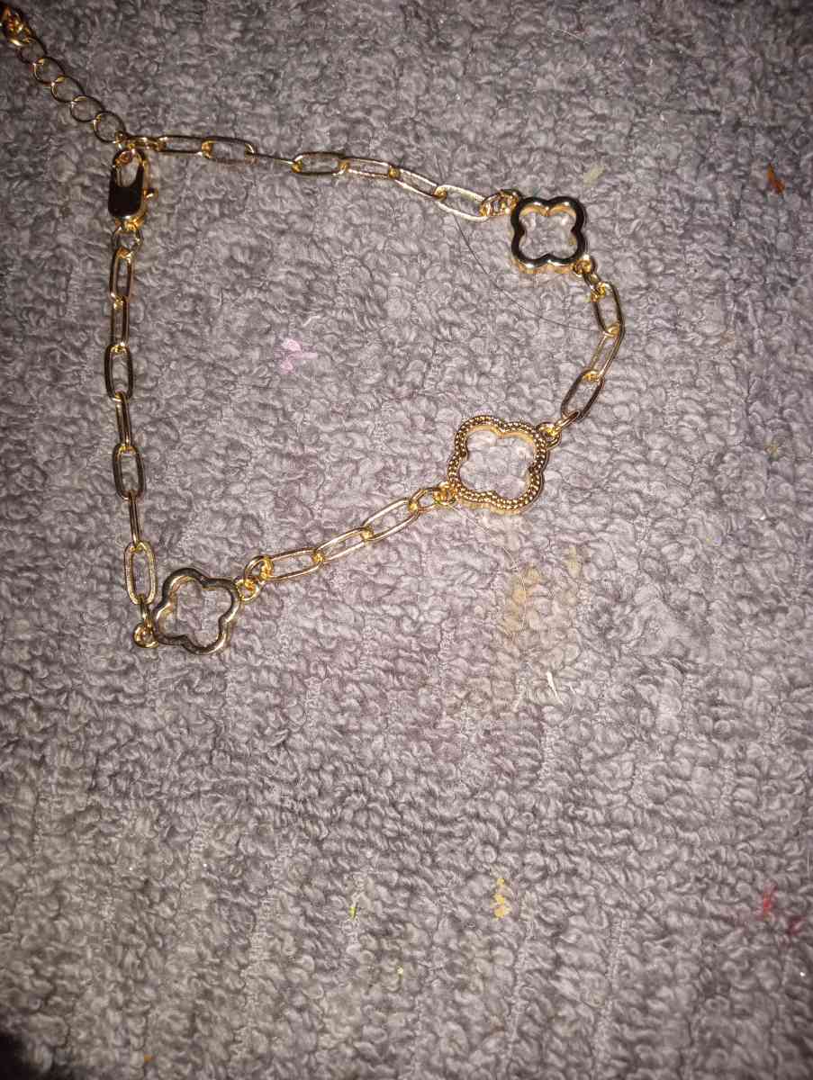 Cloverleaf style bracelet - Wallace, North Carolina - FleaMarketBay