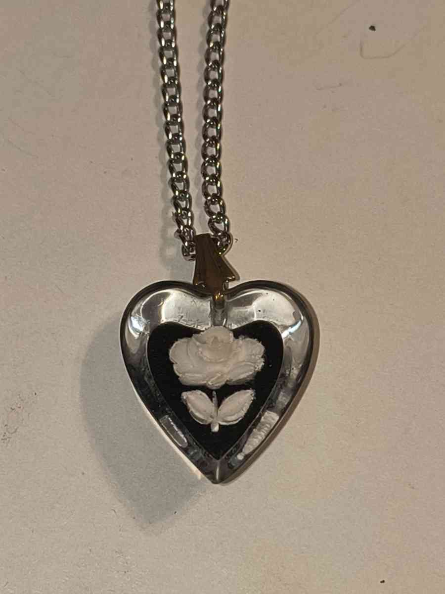 Flower Heart Necklace - Greenville, Illinois - FleaMarketBay