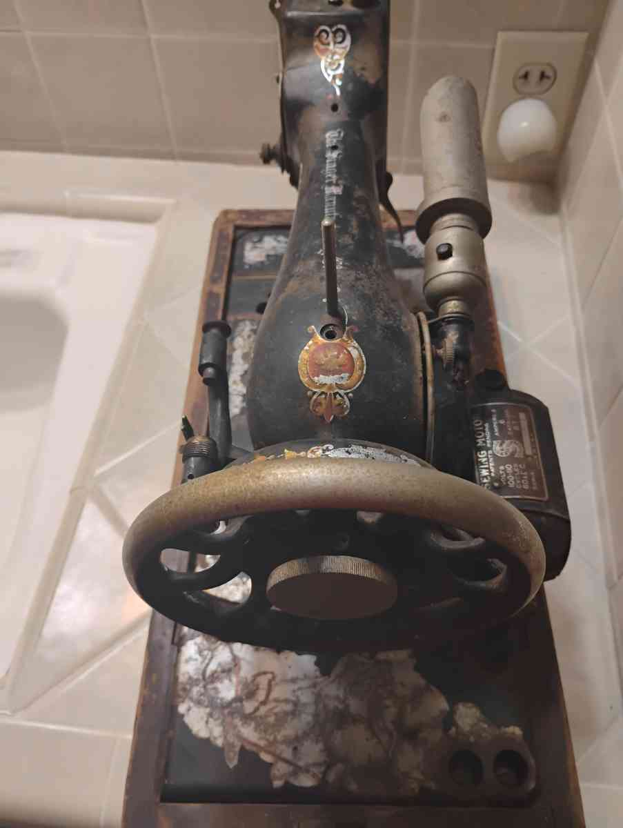 SINGER Sewing machine from 1920s - Baytown, Texas - FleaMarketBay