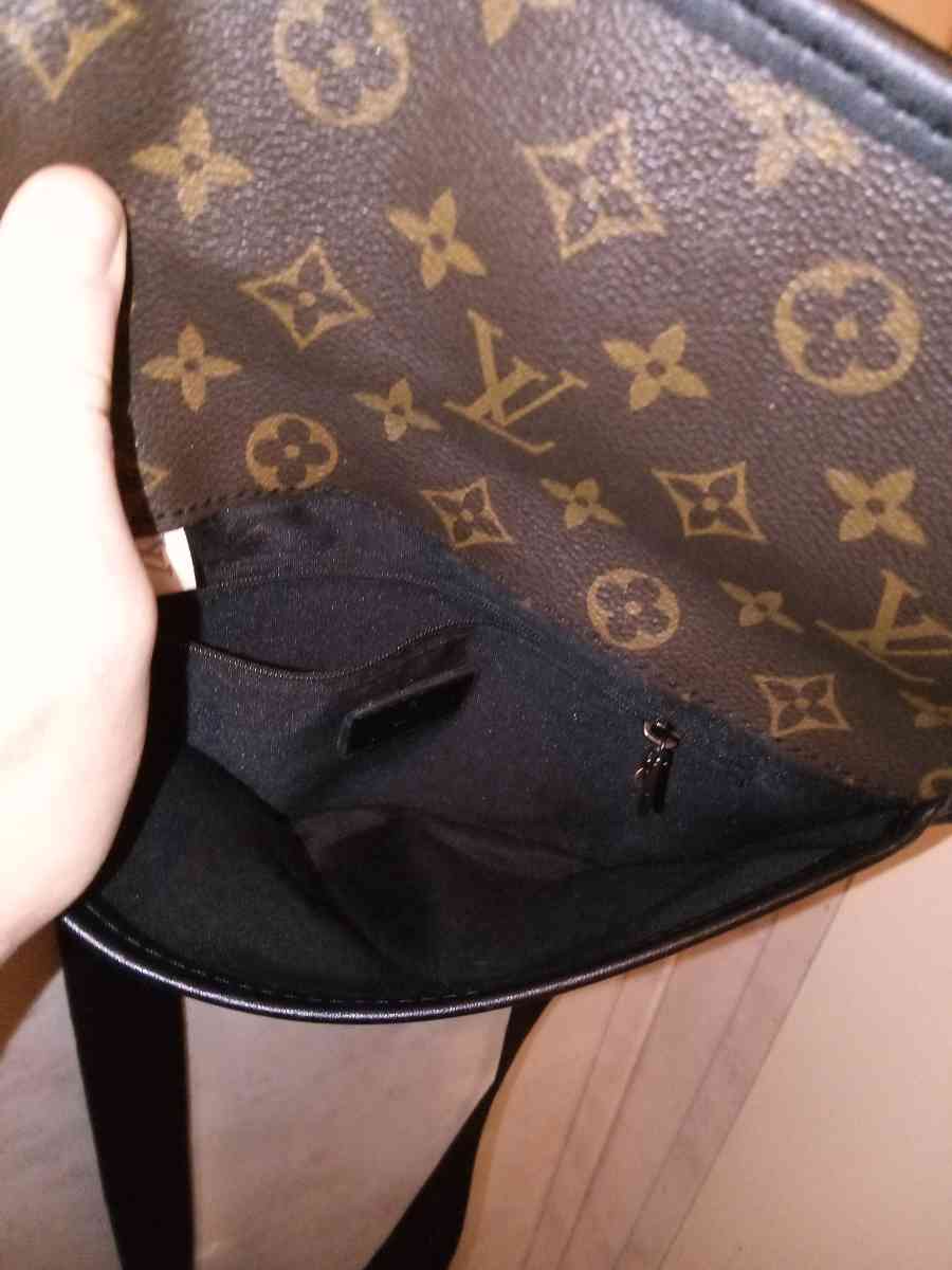 louis Vuitton cross body bag - Cleveland, Alabama - FleaMarketBay