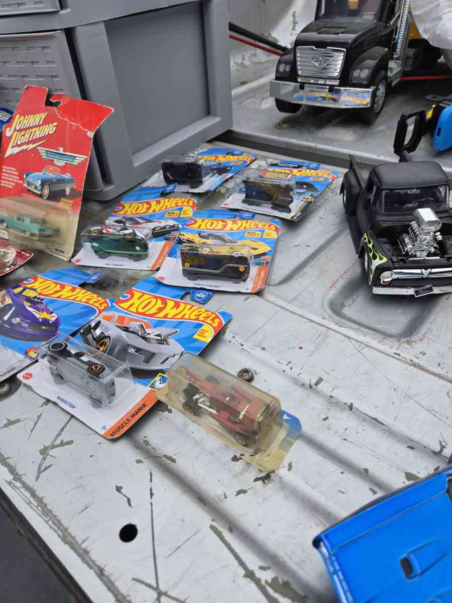 Very old hot whels - Jenks, Oklahoma - FleaMarketBay