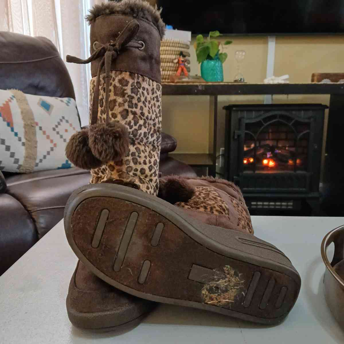 SO Wear it Declare it Snow Boots for Women Size 8 - Indianapolis, Indiana - FleaMarketBay