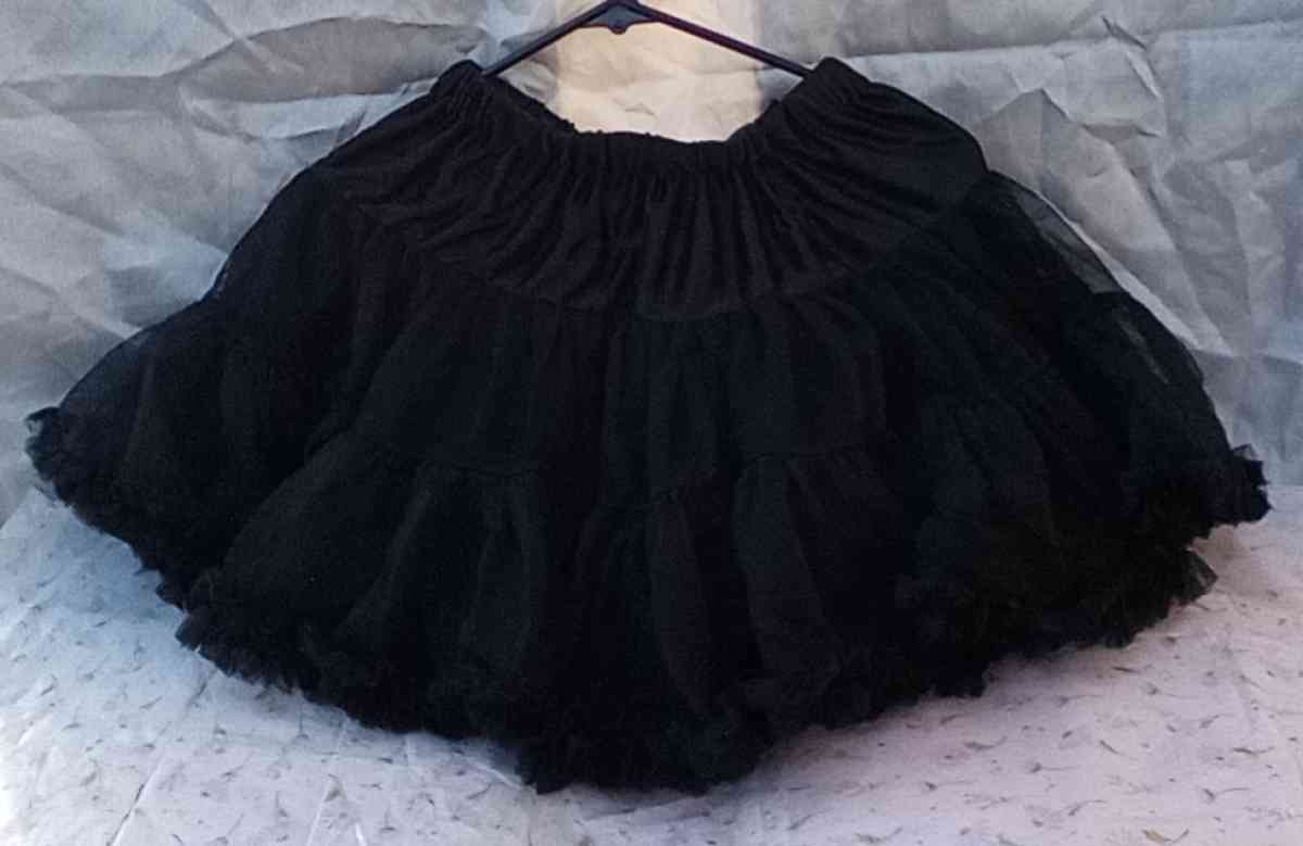 4 to 5yrs Black TuTu Pettiskrt NWT Button Cinchers - Dallas, Texas - FleaMarketBay