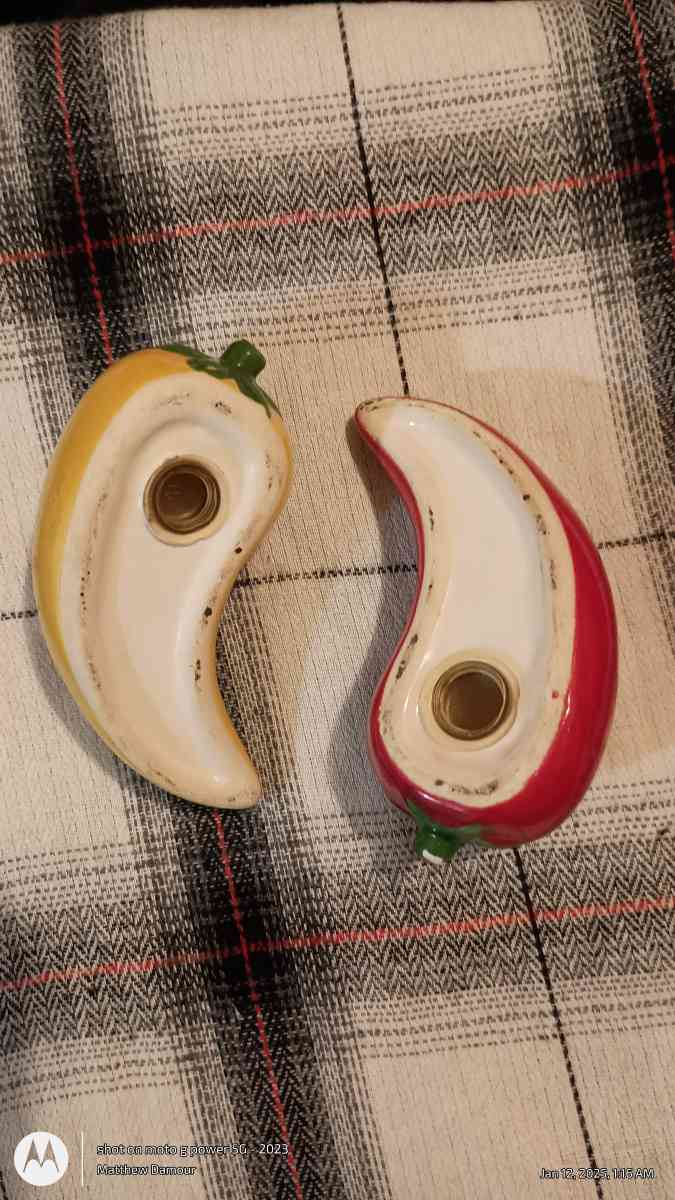 Chile pepper salt and pepper shakers - Shamokin, Pennsylvania - FleaMarketBay