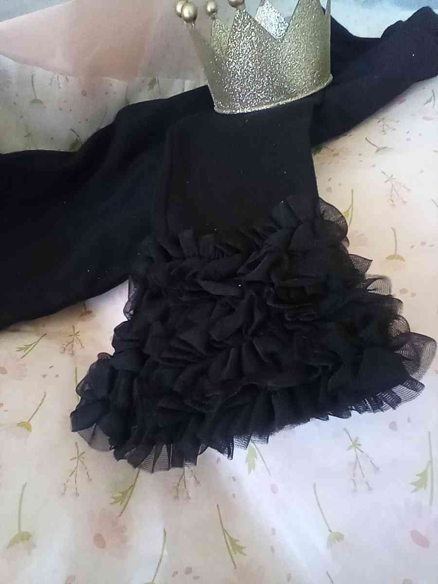 Girls Blk Ruffles on bottom and cuff of wrist - Dallas, Texas - FleaMarketBay