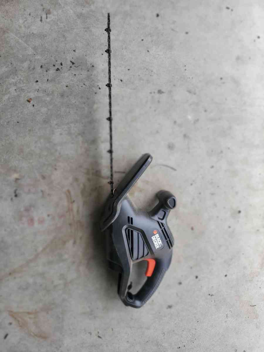 Black  Decker  Electric Corded Hedge Clipper 17  120V  28 Am - Plano, Texas - FleaMarketBay