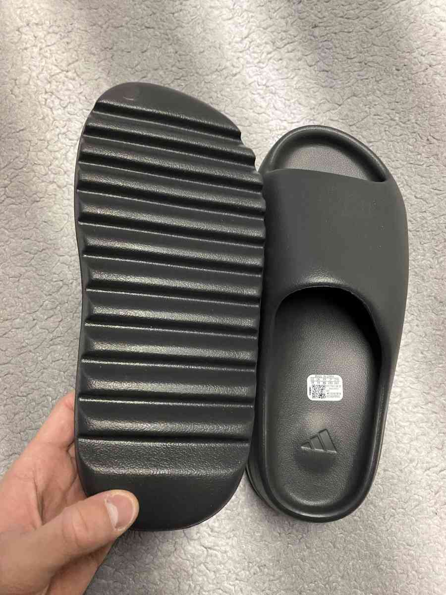 Yeezy Slide Onyx Size 11 - Kenilworth, New Jersey - FleaMarketBay