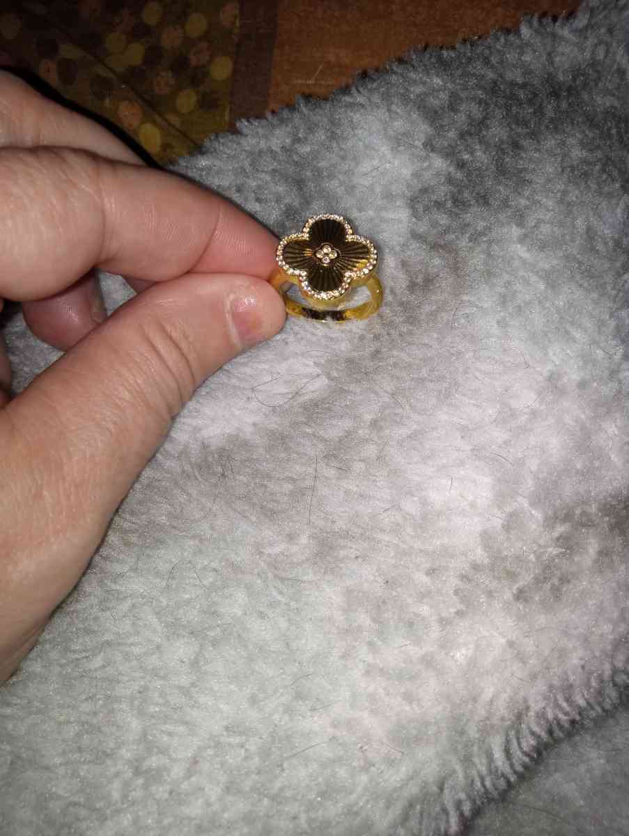 cloverleaf design ring with diamond chips - Wallace, North Carolina - FleaMarketBay