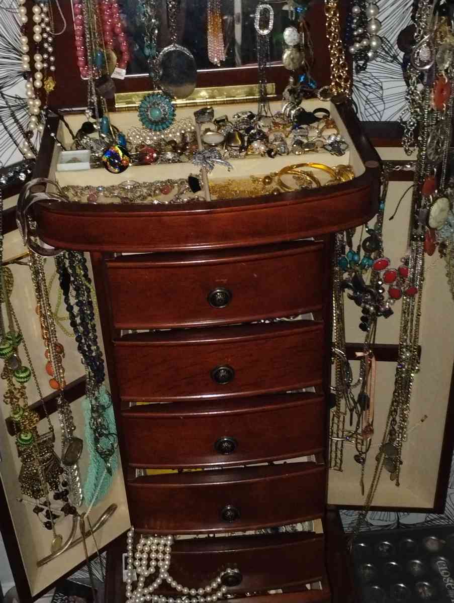 10lbs of jewelry - Orange Park, Florida - FleaMarketBay