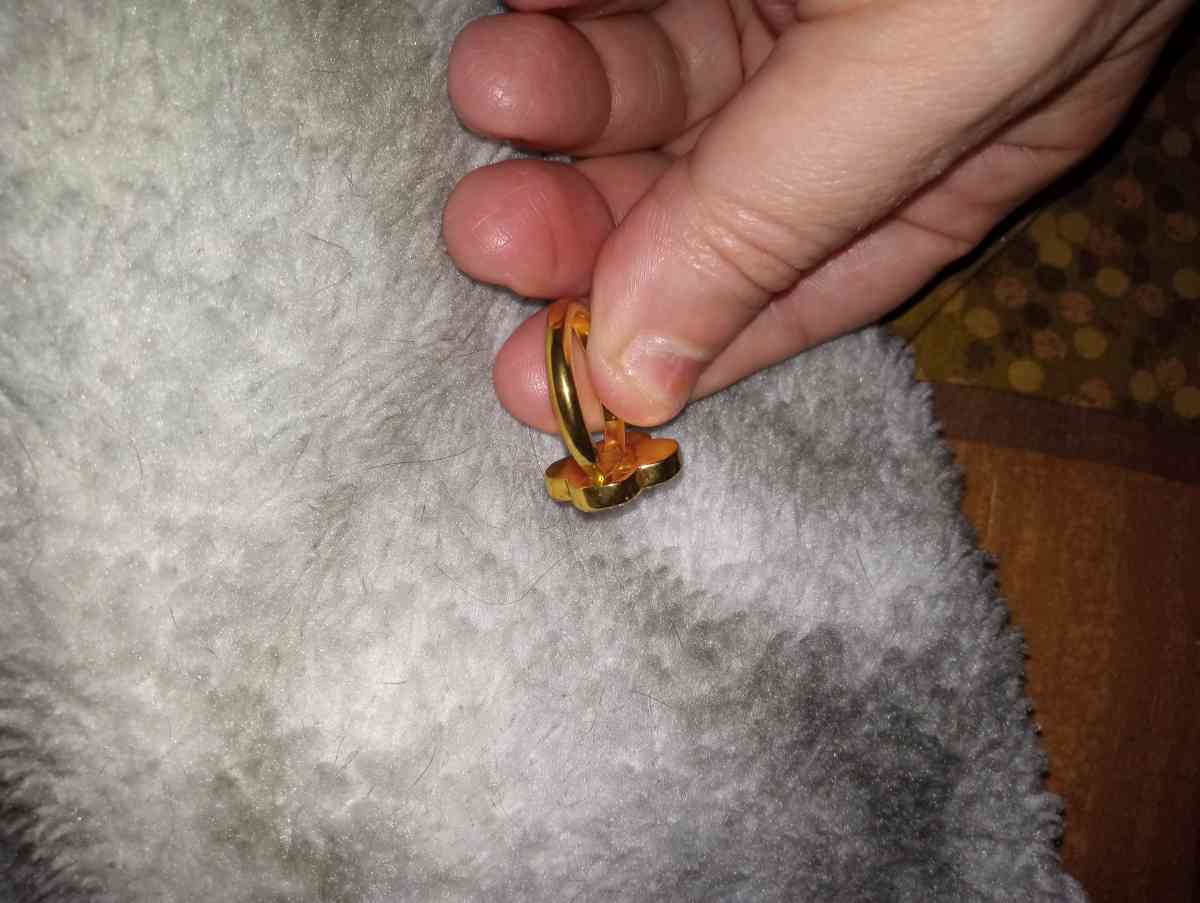 cloverleaf design ring with diamond chips - Wallace, North Carolina - FleaMarketBay