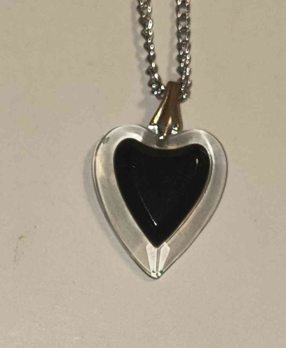 Flower Heart Necklace - Greenville, Illinois - FleaMarketBay