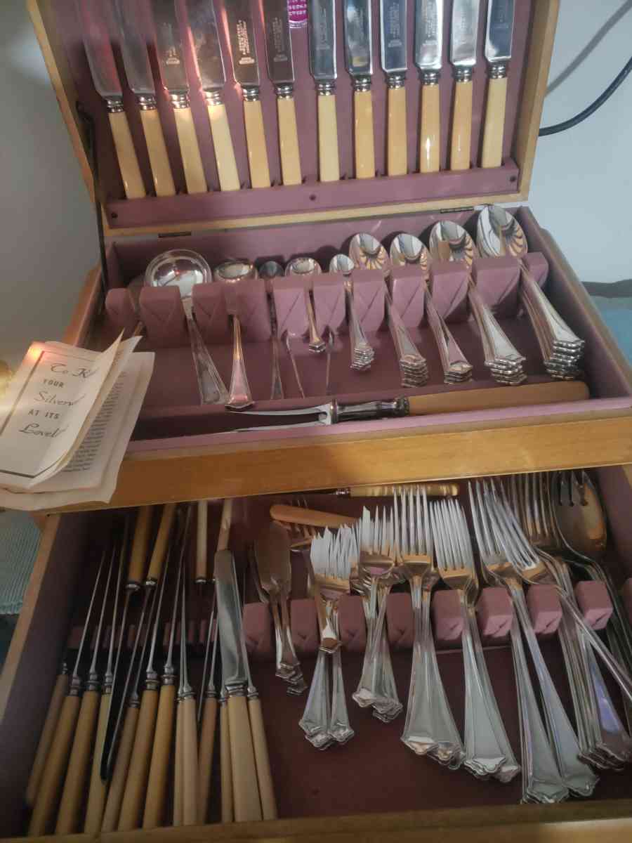 silver flatware set - Gallipolis, Ohio