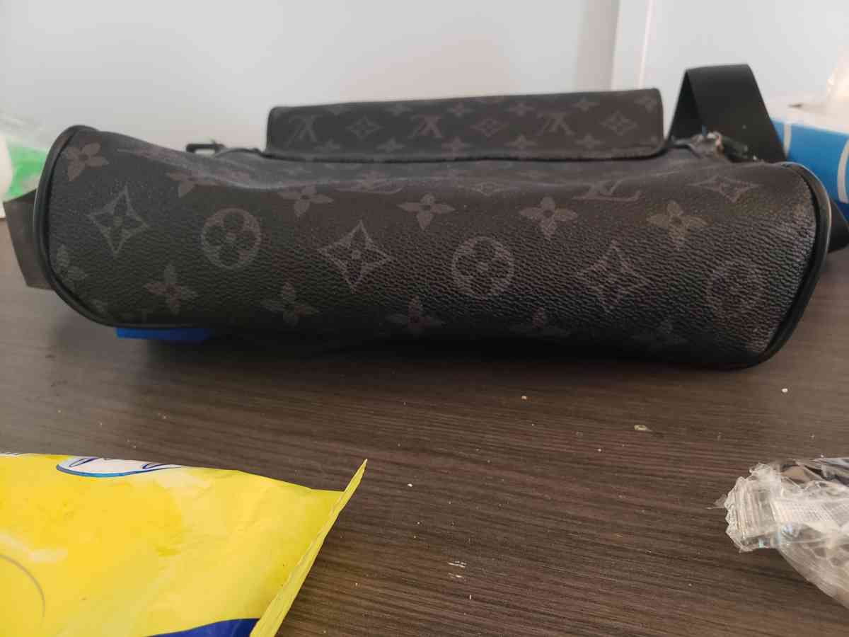 Louis Vuitton crossbody - Virginia Beach, Virginia - FleaMarketBay
