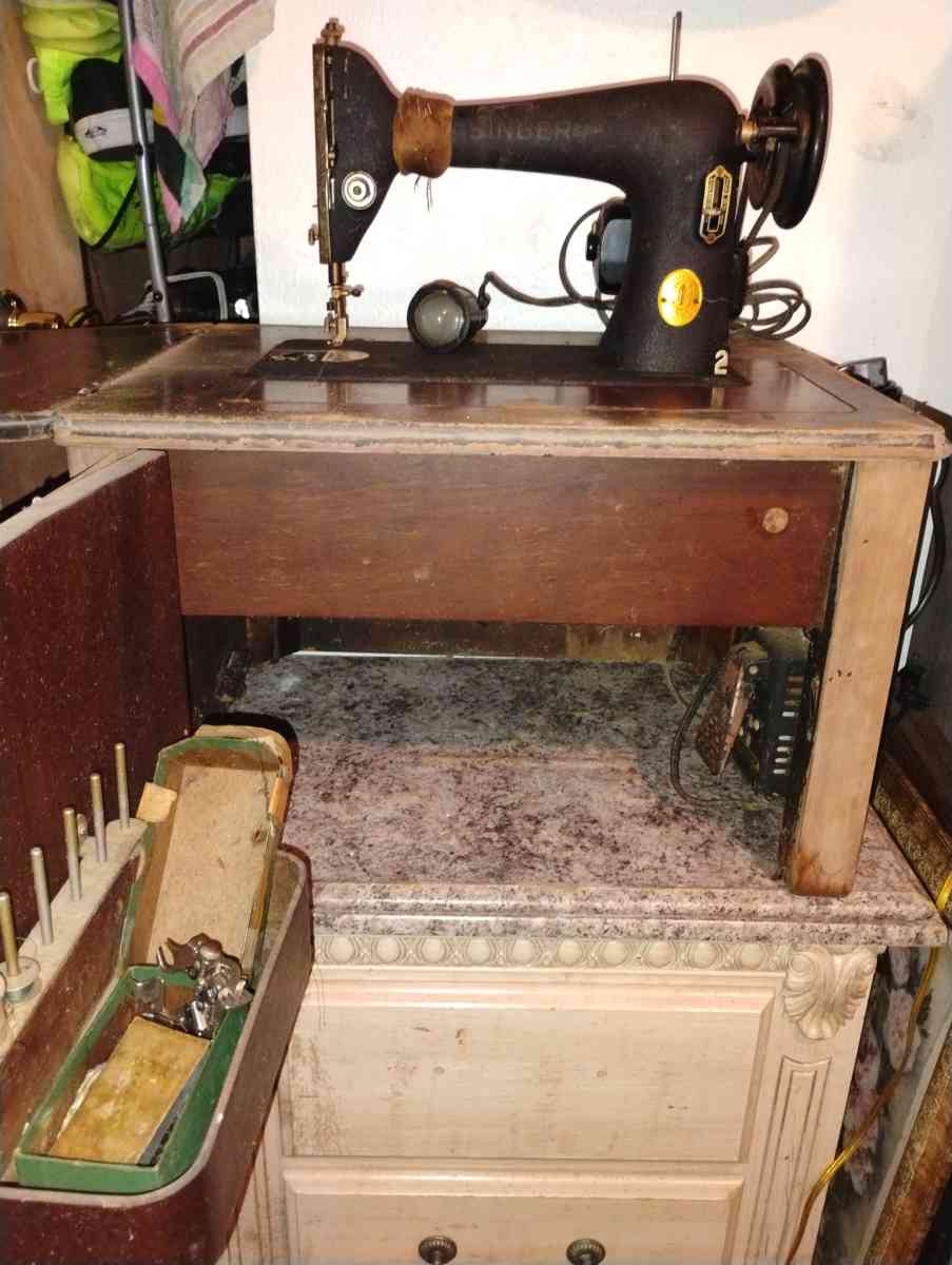 Singer Sewing machine from 1940s - Baytown, Texas