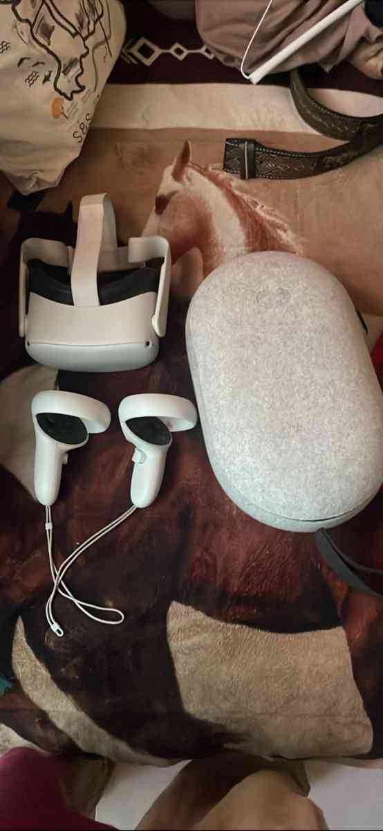 tryna get rid of oculus quest 2 256gb with carrying case - Seaside, California - FleaMarketBay