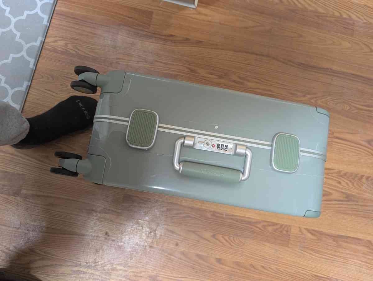 Two Level8 Carrying Suitcases - Richfield, Ohio - FleaMarketBay