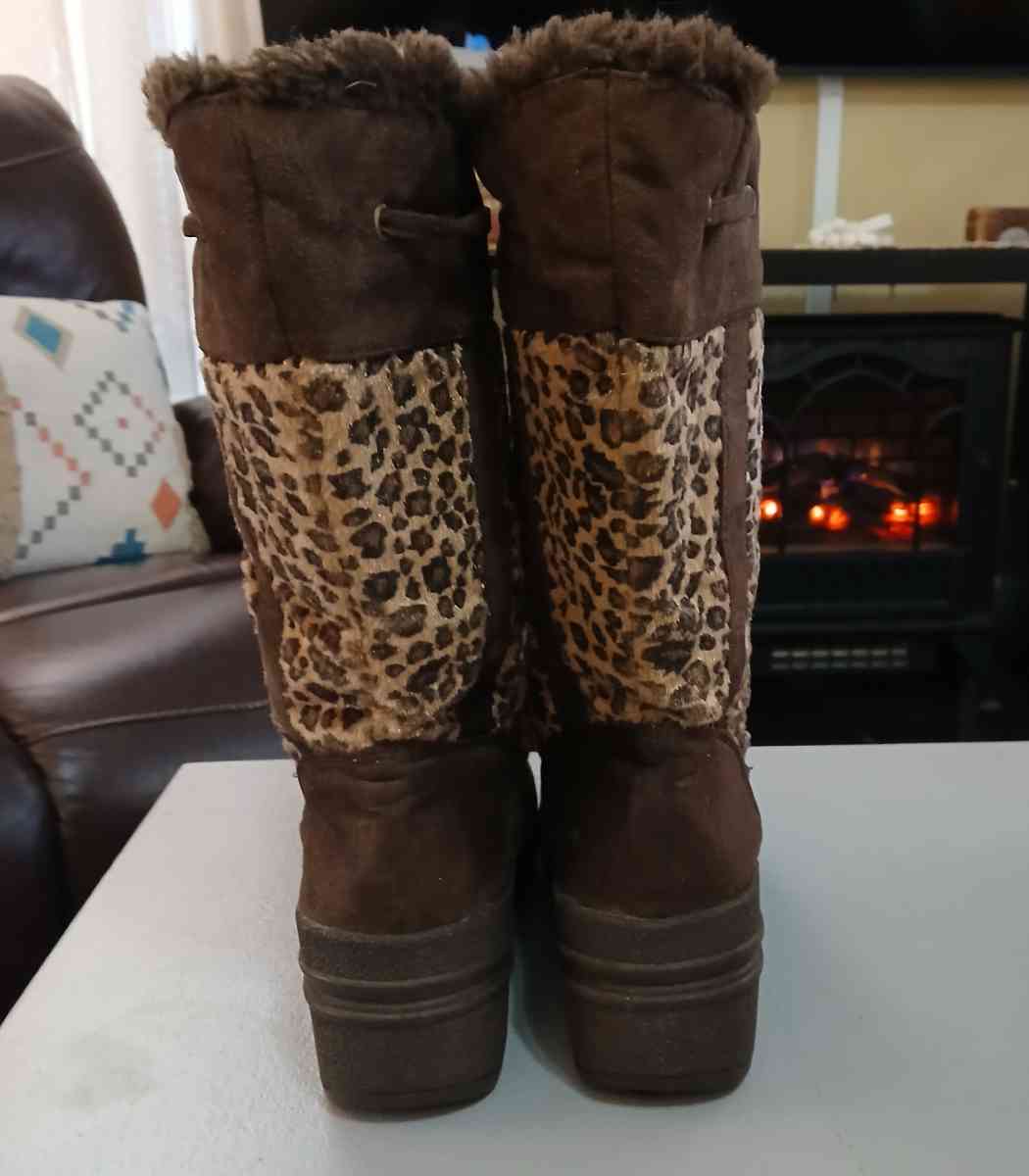 SO Wear it Declare it Snow Boots for Women Size 8 - Indianapolis, Indiana - FleaMarketBay