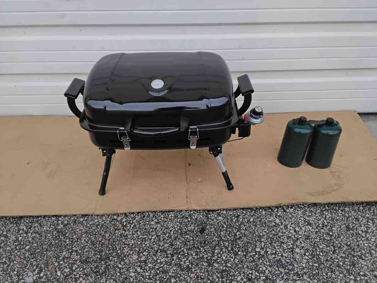 Black Portable Propane Gas Grill 2 Full Propane Tanks New - Williamstown, New Jersey
