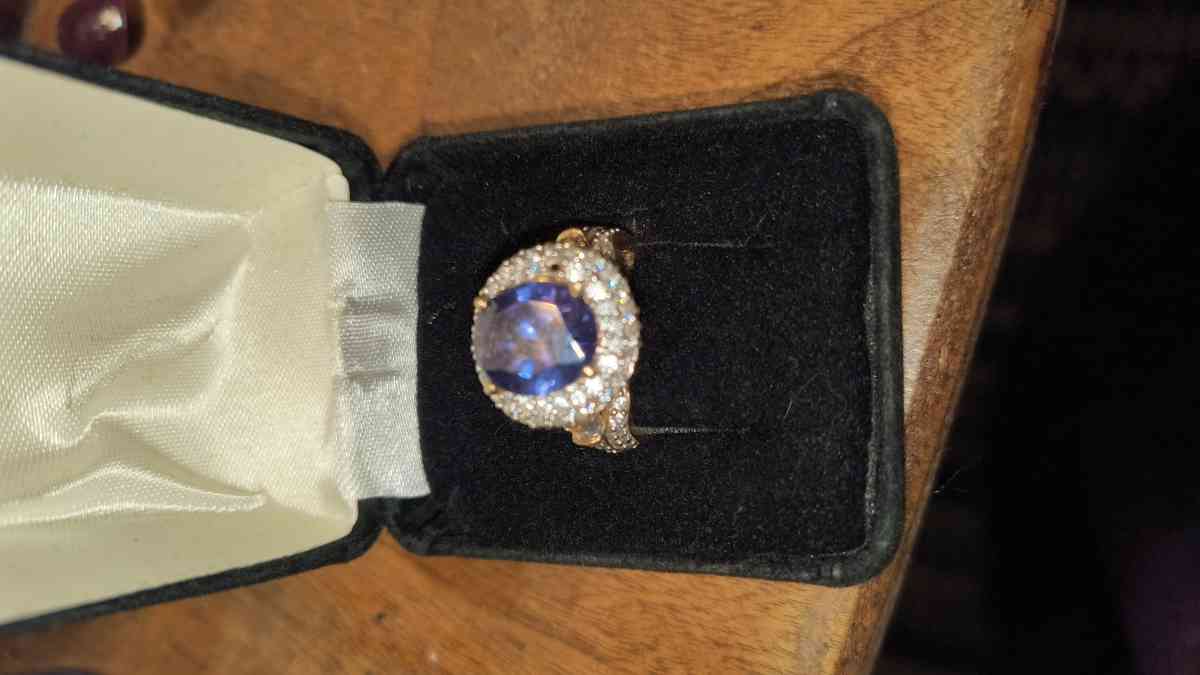 Stunning Cocktail Ring - Greenville, Illinois - FleaMarketBay