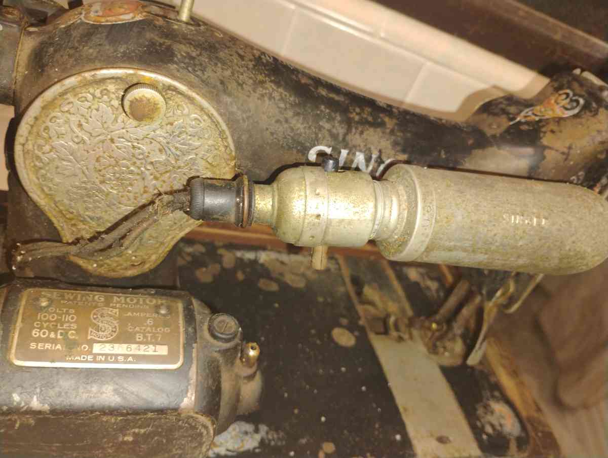 SINGER Sewing machine from 1920s - Baytown, Texas - FleaMarketBay