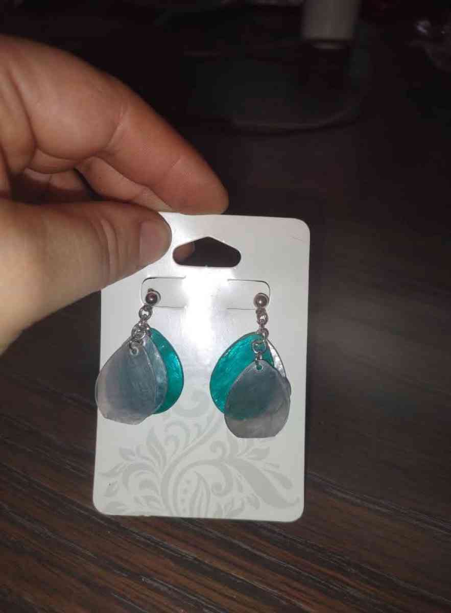 cutie dangly earrings