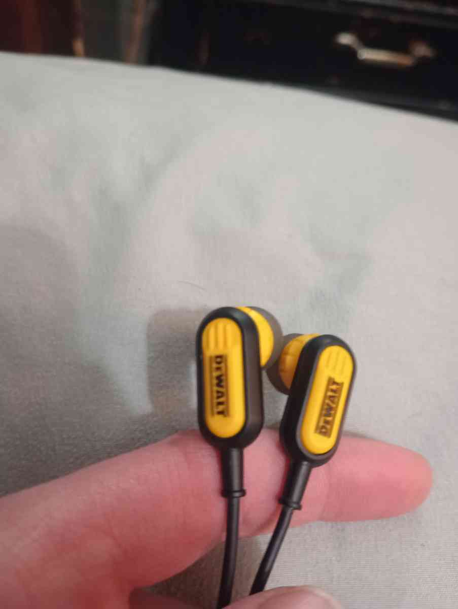 DeWalt noise cancellation Bluetooth earphones - Springfield, Ohio - FleaMarketBay